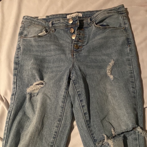 Brand is almost famous, size is a 9, colour is light blue. - Picture 6 of 6